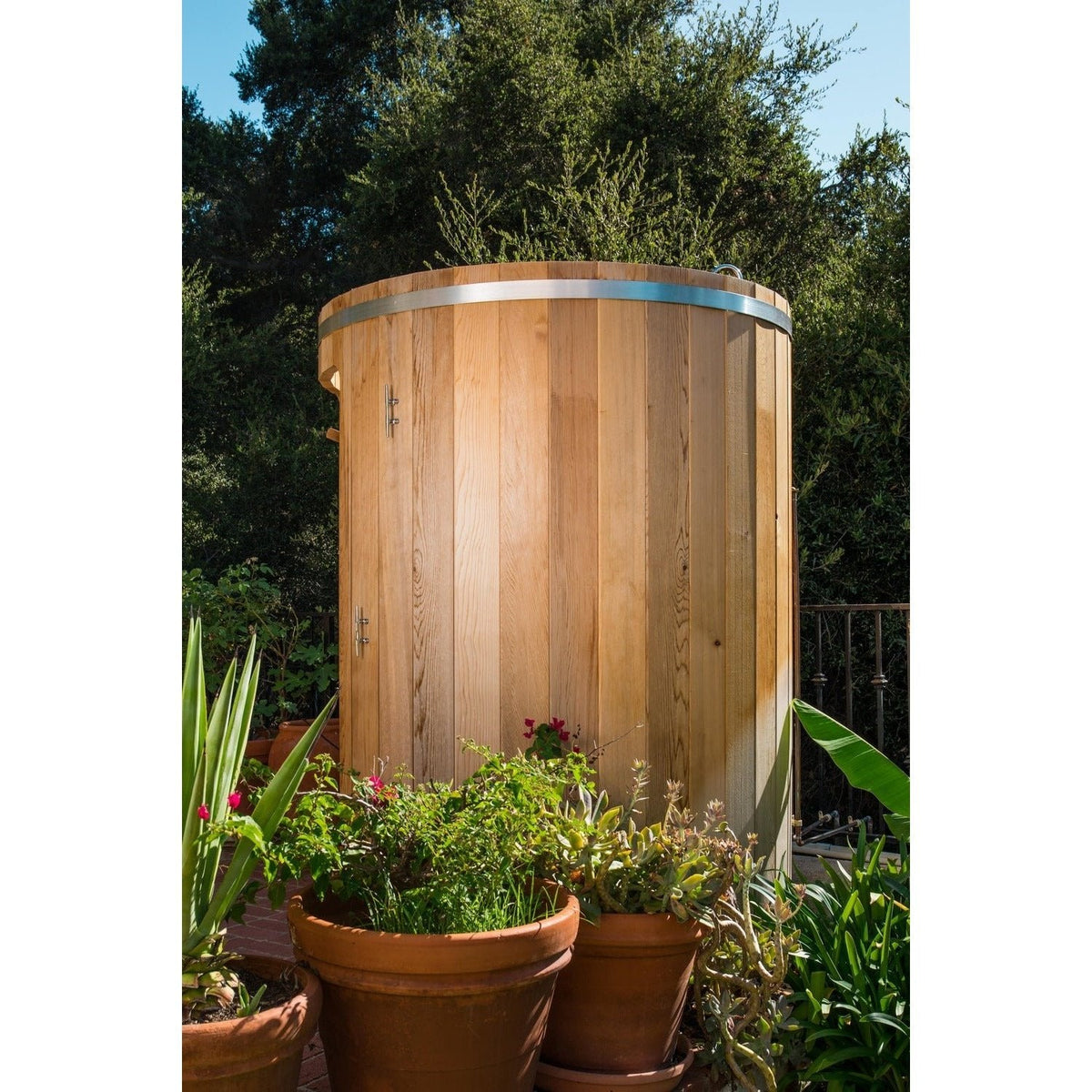 Rainbow Outdoor Shower (Knotty/Clear Red Cedar)